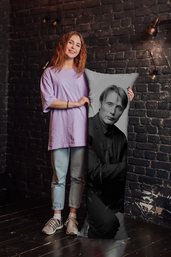 Дакимакура Мадс Миккельсен №2