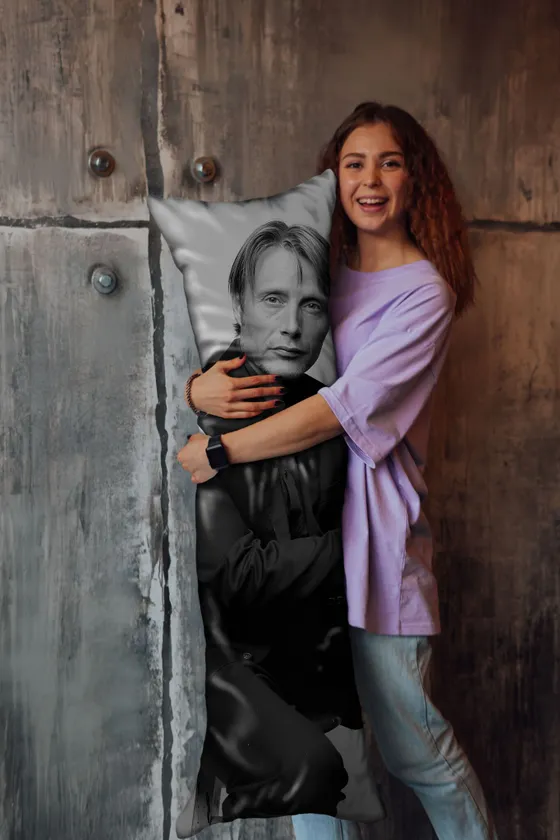 Дакимакура Мадс Миккельсен №2