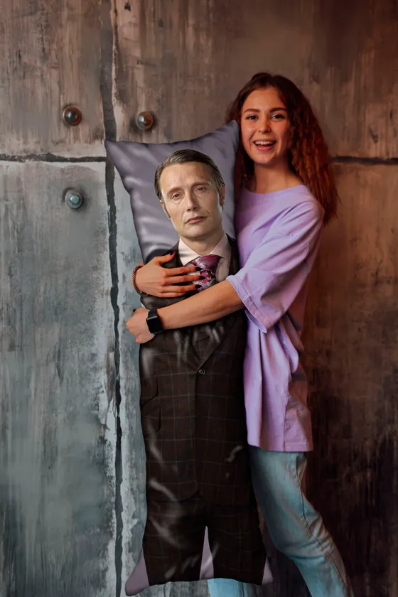 Дакимакура Мадс Миккельсен №3